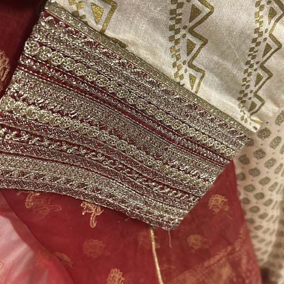 Kurta kameez red Duppatta off-white gold red silk type fabric. Size L. New - Picture 5 of 16